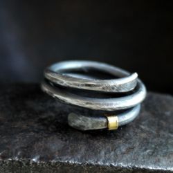 srebrny zawijany pierścionek ze złotem