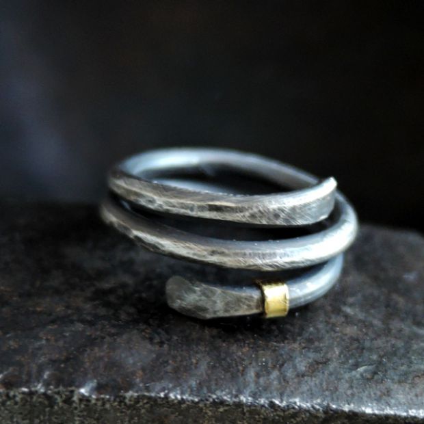 srebrny zawijany pierścionek ze złotem